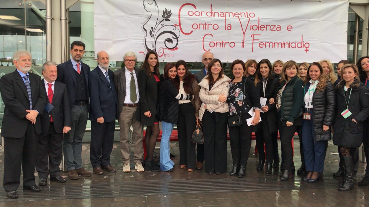 Una Panchina Rossa alle Partenze in ricordo delle vittime di femminicidio